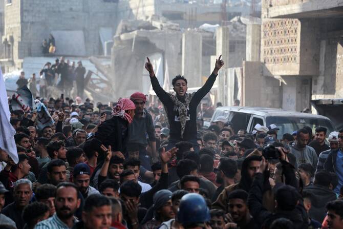 2025年3月26日、ガザ地区北部のベイトラヒアで、イスラエルとの戦争終結を求める反ハマスの抗議デモに参加するパレスチナ人。(ファイル/AFP)