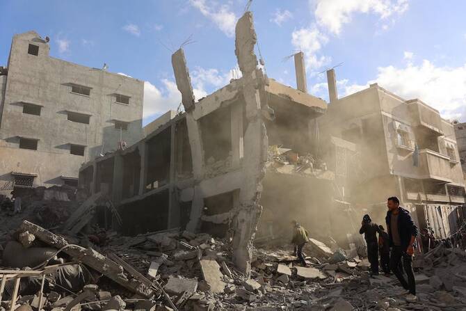 2024年11月26日、ガザ市東部のシェジャイヤ郊外で、イスラエル軍の空爆後の被害を視察するパレスチナ人。イスラエル軍は安全地帯を拡大するため、シェジャイヤで地上活動を行っている。(AFPファイル写真)