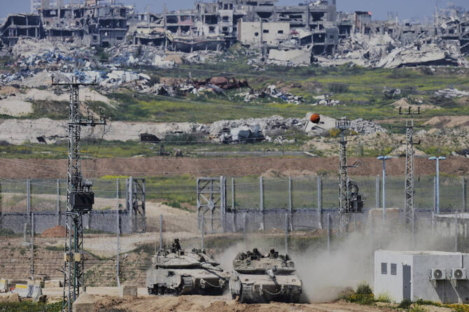 上:2025年3月18日、ガザ地区北部との国境沿いで機動するイスラエルの戦車。イスラエルは、2023年10月7日の攻撃で奪われた残りの人質を解放するようハマスに圧力をかけるため、ガザへの支配を一時的に強化する必要があるとしている。(AP)