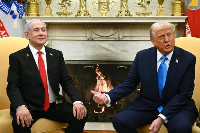 ドナルド・トランプ米大統領(右)は2025年2月4日、ホワイトハウスの大統領執務室でイスラエルのベンヤミン・ネタニヤフ首相と会談した。(AFP=時事)