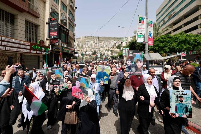 2025年4月7日、イスラエル占領下のヨルダン川西岸地区ナブルスで、ガザ紛争終結を求めるゼネスト中のパレスチナ人がスローガンを唱えながら行進している。(AFP=時事)