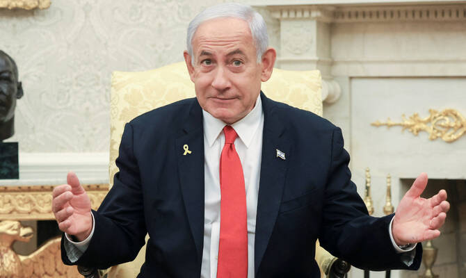 2025年4月7日、米ワシントンのホワイトハウスの大統領執務室で、ドナルド・トランプ米大統領(写っていない)との会談中に身振り手振りをするイスラエルのベンヤミン・ネタニヤフ首相。(ロイター)