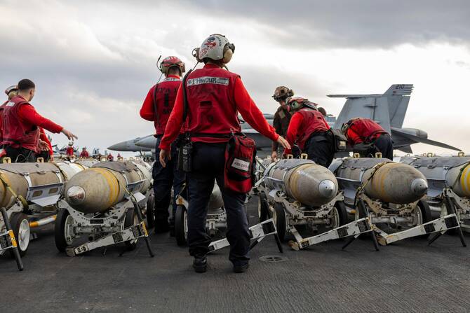 イエメンのフーシ派に対する作戦のため、USSハリー・トルーマンで航空機を武装させるアメリカ人乗組員たち。(米中央軍)