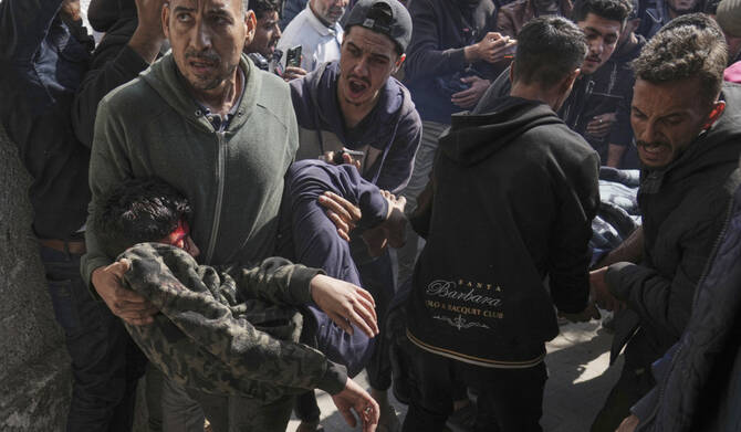 2025年4月12日土曜日、イスラエルの空爆で負傷したパレスチナ人がガザ市のバプテスト病院に運ばれてきた。(AP)