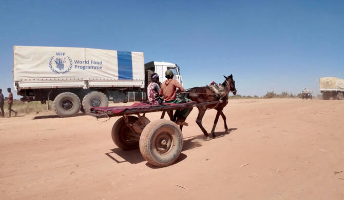 世界食糧計画（WFP）のトラックが、チャドからスーダンのダルフールにあるザムザムキャンプに食糧と栄養物資を輸送している。(REUTERS)