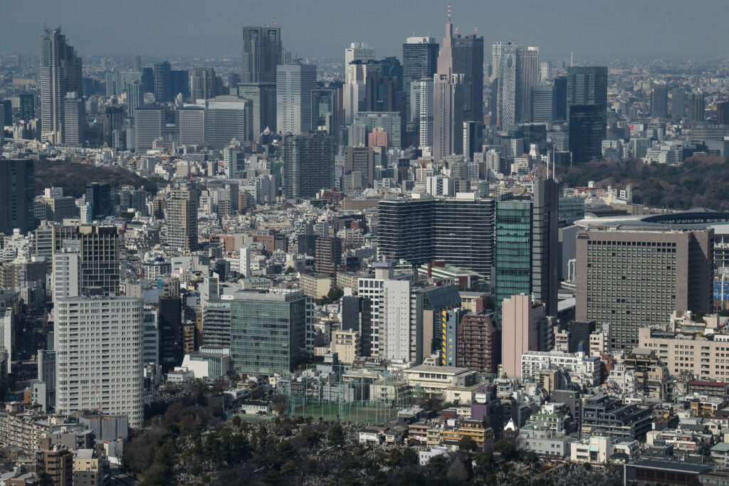 投資家が全面的な貿易戦争と深刻な景気後退の火種になりかねないと懸念しているドナルド・トランプ米大統領の関税措置による世界的な影響に金融市場が取り組む中、日本の債務取引は棚上げされた。(AFP)