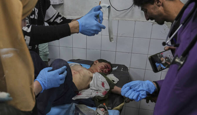 2025年4月12日（土）、イスラエルの空爆で負傷したパレスチナ人の子供が、ガザ市のバプテスト病院で治療を受ける。（AP通信