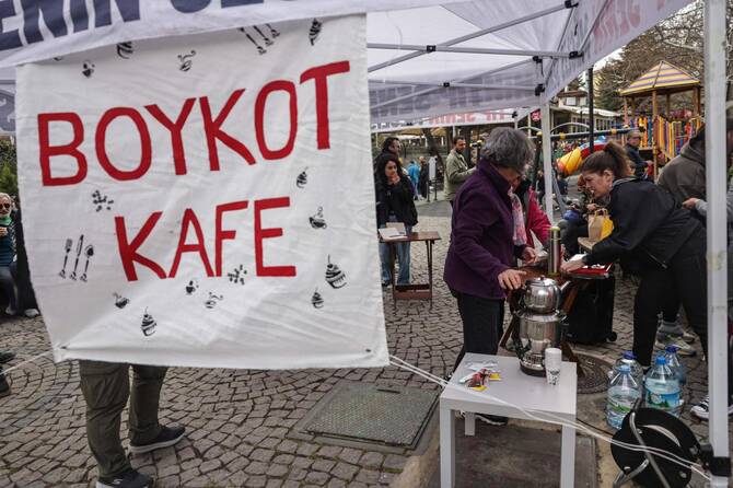 2025年4月2日、アンカラで、野党が組織した大規模なボイコット活動の一環として、「カフェ・ボイコット」に各自の飲食物を持ち寄った人々が公園に集まった。 (AFP)