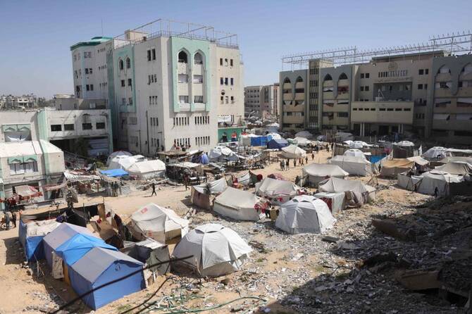 2025年4月16日、ガザ市のイスラム大学キャンパスに設営された、避難民のパレスチナ人を収容するテントの一部。(AFP