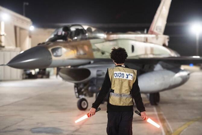 イスラエルの予備パイロットは、ガザ戦争を終結させる代償を払ってでも、人質の解放を確保するよう公に呼びかけた。(AP/ファイル)