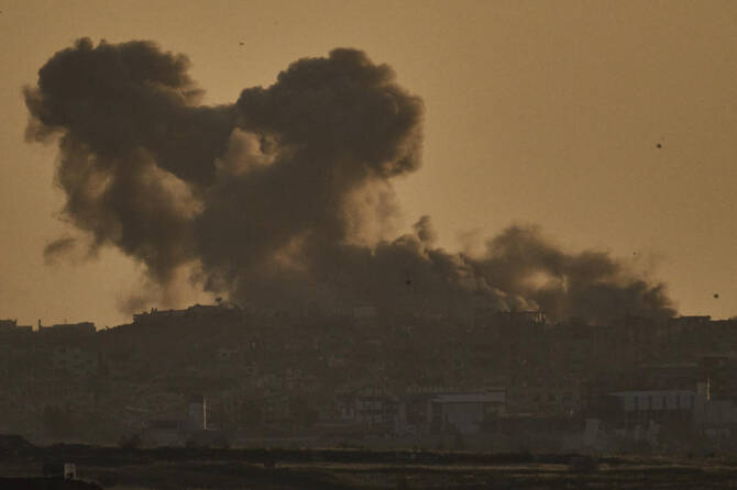 2025年4月4日、イスラエル南部から見たガザ地区でのイスラエル軍の空爆により、煙が空に立ち上る。（AP通信）