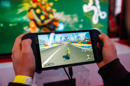 2025年4月2日、パリのグラン・パレで開催された世界発表会で、任天堂の新型ゲーム機「ニンテンドースイッチ2」で『マリオカート ワールド』をプレイする来場者。(AFP)
