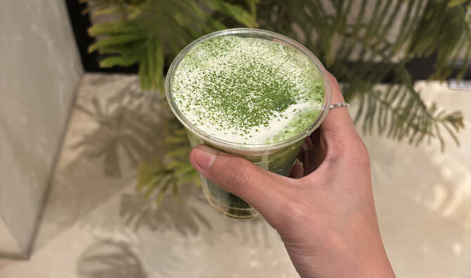 日本ではニッチな儀式用のお茶だった抹茶は、サウジアラビアでは今や主流となりつつある。(AN 写真:Waad Hussain)