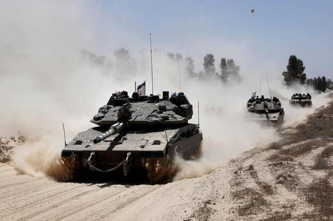 2025年5月20日、イスラエル南部のガザ地区との国境に展開するイスラエル軍車両。(AFP=時事)