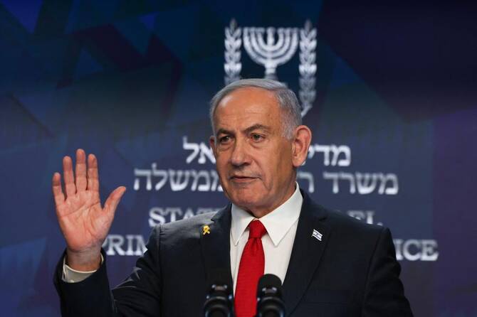 エルサレムで記者会見するイスラエルのベンヤミン・ネタニヤフ首相(2025年5月21日撮影)。(AFP=時事)