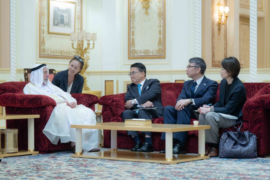 会談では、シェイク・スルタン殿下が知事とその随行団を歓迎し、相互の関心分野に焦点を当てた友好的な話し合いが行われた。(WAM)