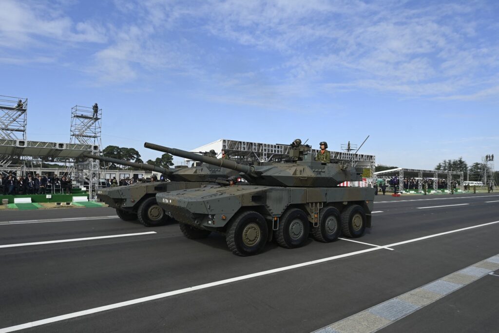 陸上自衛隊朝霞駐屯地でパレードする自衛隊の装甲車(2024年11月9日撮影)。(AFP)