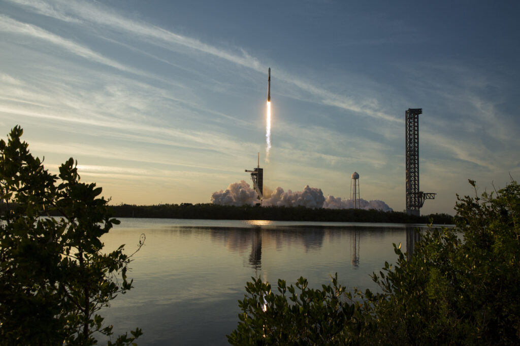商業ロケットの世界的な競争は、スペースX社が牽引している。スペースX社は火曜日、完全再利用可能なスターシップの9回目の試験を実施した。ブルー・オリジン(Blue Origin)を含む米国のライバル企業や、中国やヨーロッパの企業も再利用可能な打ち上げロケットを計画している。(AFP=時事)