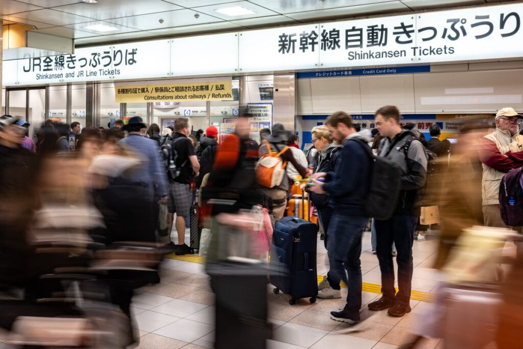 観光地が混雑し、旅行費用が高騰し、一部の外国人観光客の行儀が悪いという地元住民の認識が高まっていることも、国内旅行者にとって魅力のない環境の一因となっている(AFP)。