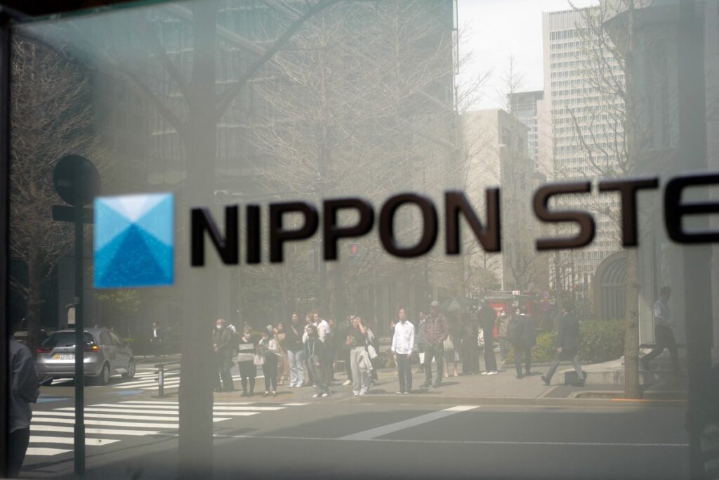 2025年4月10日に撮影されたこの写真は、東京にある日本最大の鉄鋼メーカー、日本製鉄の本社前に掲げられた同社のロゴだ。(AFP)
