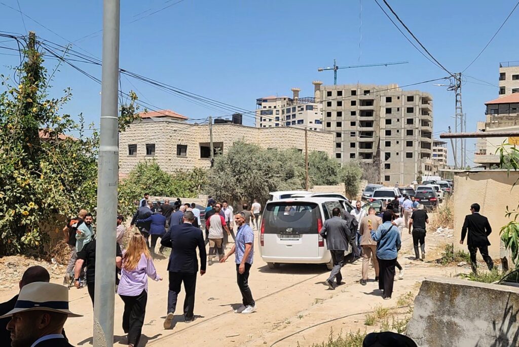 2025年5月21日、ヨルダン川西岸地区でイスラエルの軍事攻勢が続く中、ジェニン市を訪問中の欧州連合(EU)の外交団メンバーが、ジェニンキャンプの東側入り口に集まった際に発砲され、慌てて立ち去る。(AFP)