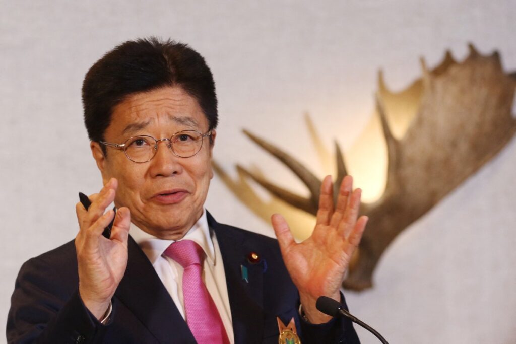 加藤氏は、日本が保有する大量の米国債についてベッセント氏と直接話し合ったわけではないと述べた。(AFP)