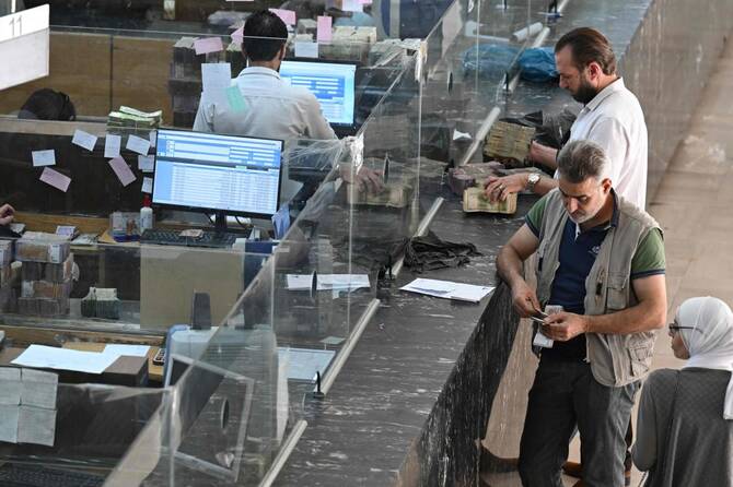 5月21日、ダマスカスの中央銀行で待つ人々。(AFP=時事)