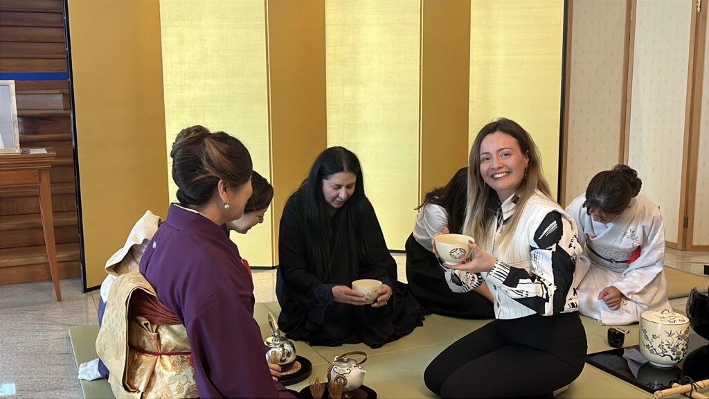茶道は、ドバイを拠点とする茶道グループ「裏千家ドバイお茶の会」が務め、茶道について、その歴史、そして日本における茶道の文化的な意義についての紹介から始まった。(ANJ)
