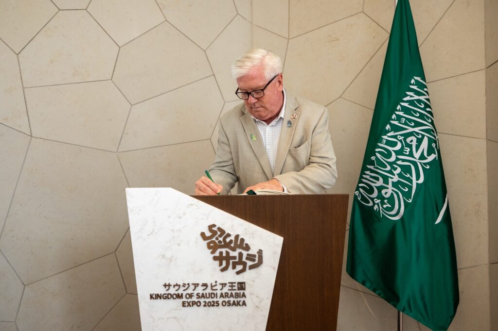 今回のサウジとアメリカの代表団の会合は、ドナルド・トランプ米大統領がサウジ・アメリカ投資フォーラムのためにリヤドを歴史的な国賓訪問を行った10日後に実現した。(ANJ)
