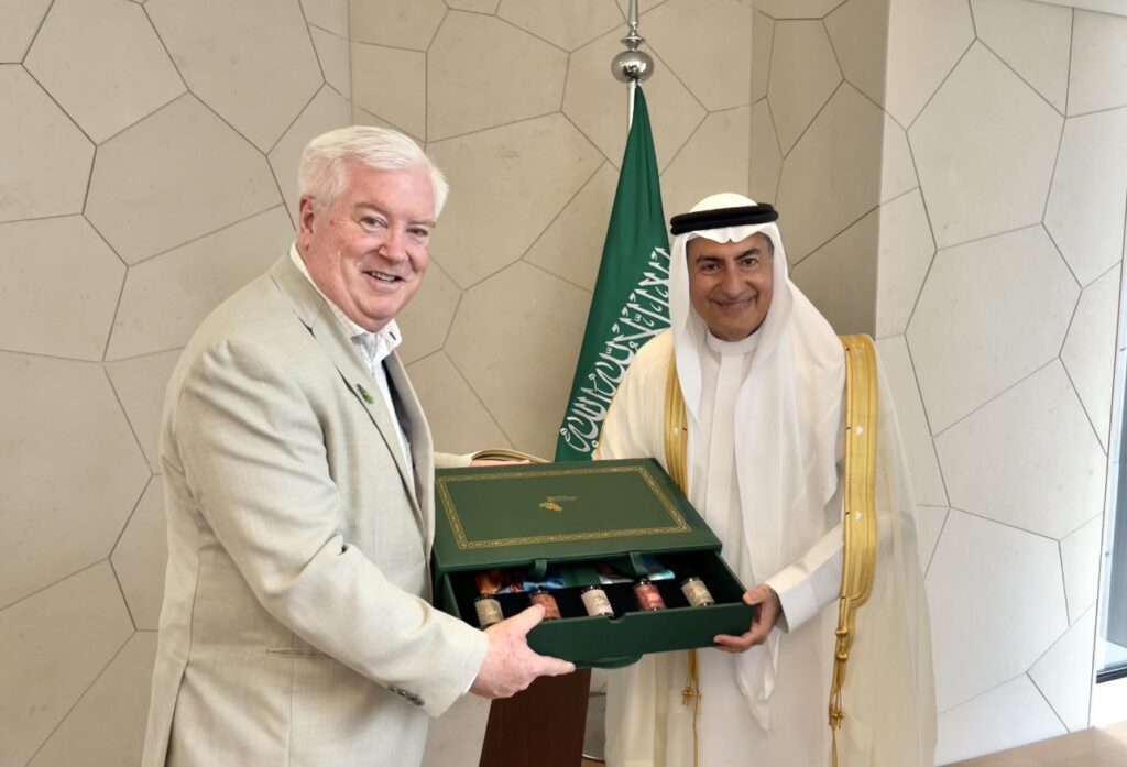 今回のサウジとアメリカの代表団の会合は、ドナルド・トランプ米大統領がサウジ・アメリカ投資フォーラムのためにリヤドを歴史的な国賓訪問を行った10日後に実現した。(ANJ)