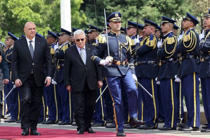 レバノンのジョセフ・アウン大統領は2025年5月21日、バアブダの大統領官邸で、パレスチナ自治政府のマフムード・アッバス議長と並んで歩いた。(AFP)