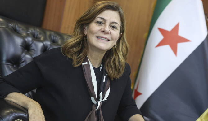 2025年5月12日月曜日、シリアのダマスカスでAP通信のインタビューに答えるシリアのヒンド・カバワット社会・労働大臣。(AP)