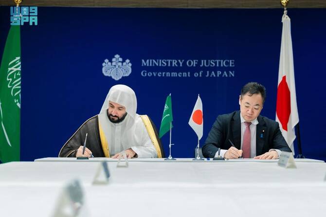 ワリド・アル・サマーニと鈴木啓介は、司法分野における協力強化の覚書に署名した。(SPA)