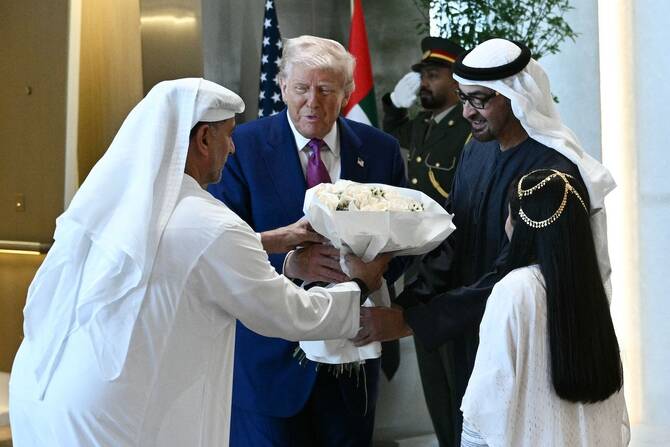 2025年5月15日、アブダビの大統領専用ターミナルでドナルド・トランプ大統領を出迎えるシェイク・モハメド・ビン・ザイードUAE大統領。(AFP=時事)