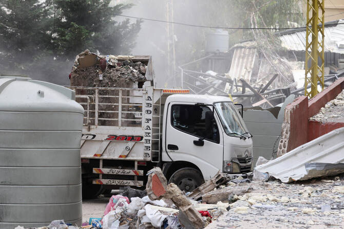 2025年4月28日、レバノンのベイルート南郊で、イスラエルによる空爆の後、被害現場で撤去される瓦礫。(ロイター)