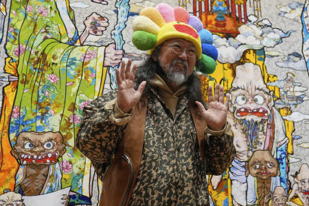 2025年5月15日木曜日、クリーブランドのクリーブランド美術館で開催された村上隆の作品展で来場者を迎える。(AP)