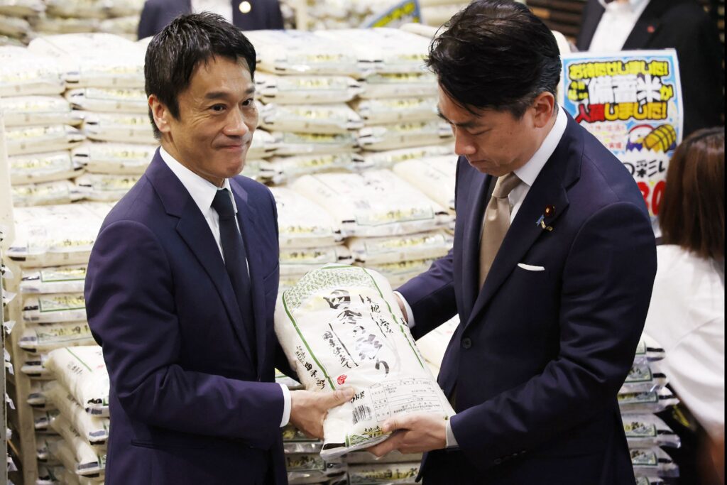 2025年6月1日、小泉進次郎農林水産相(右)は東京都内の小売店で、政府が裁量契約により備蓄から放出したコメの販売状況を視察する。(AFP=時事)