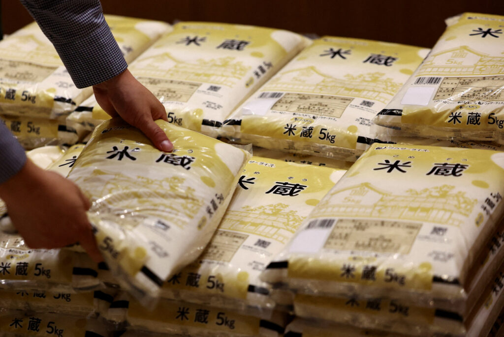 東京と全国での重要な選挙を控え、米価の高騰が消費者や政策担当者に大きな懸念となっている。(ロイター)