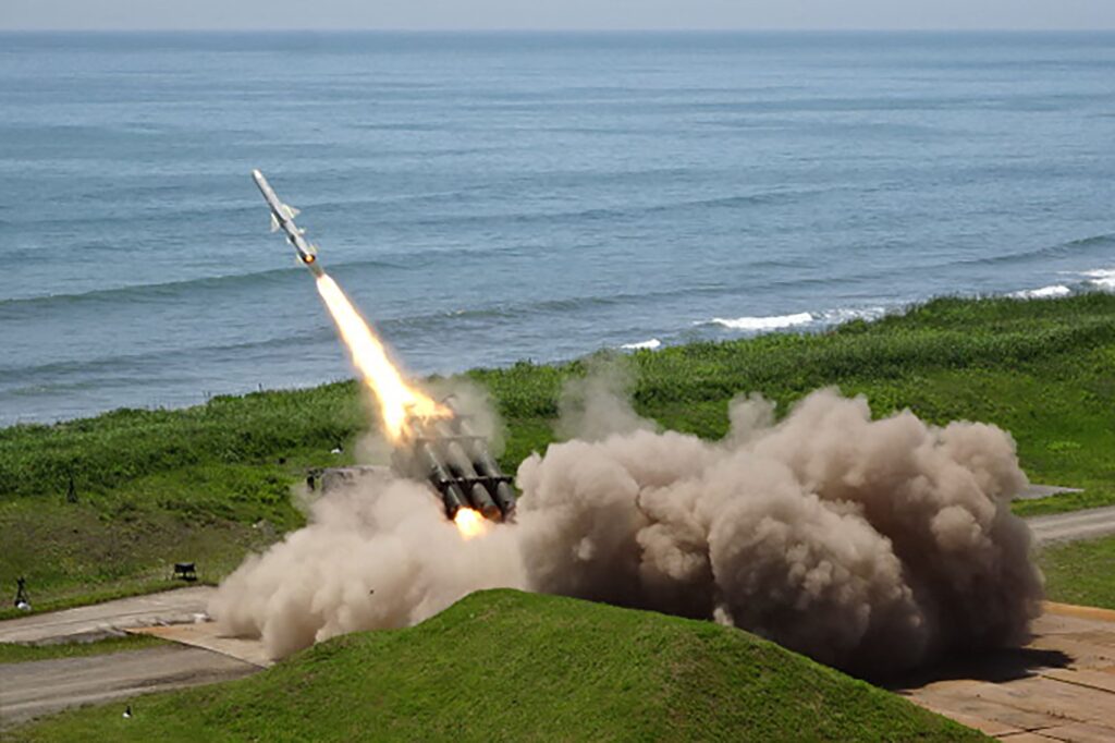2025年6月24日に撮影され、25日に陸上自衛隊から提供された資料写真は、北海道北部の日高地方新ひだか町の陸上自衛隊静内高射演習場で、沖合で試射される1発の「88式」ミサイルを示している。(AFP)