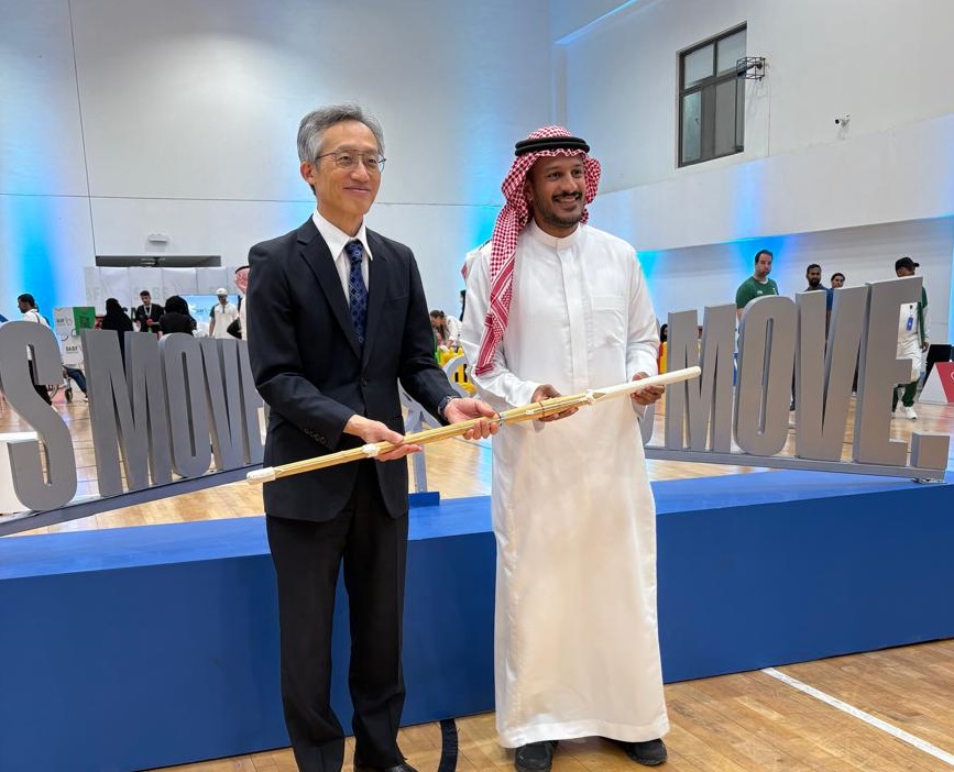 森野泰成駐サウジアラビア日本大使は、サウジアラビアオリンピック・パラリンピック委員会への寄付として、竹刀約20本と剣道防具一式10セットを手渡した。(提供)