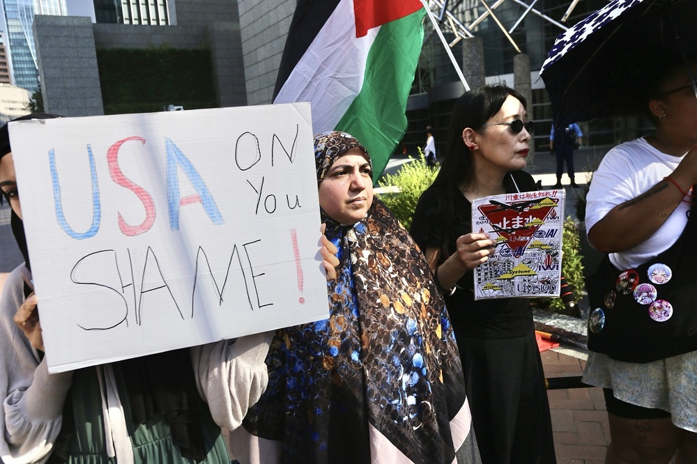 イスラエルへの武器ボイコットを呼びかける団体NAJATを含む抗議者たちは、ドナルド・トランプ米大統領とベンヤミン・ネタニヤフ・イスラエル首相を標的にした看板を掲げ、スローガンを唱えた。(ANJ)