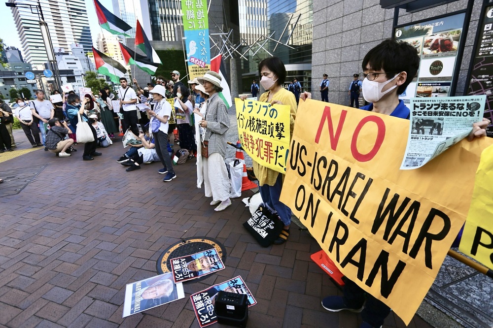 イスラエルへの武器ボイコットを呼びかける団体NAJATを含む抗議者たちは、ドナルド・トランプ米大統領とベンヤミン・ネタニヤフ・イスラエル首相を標的にした看板を掲げ、スローガンを唱えた。(ANJ)