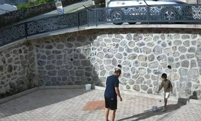 CCTV映像には、サウジアラビアの少年が失踪した朝、トラブゾン県で宿泊していたホテルの外で父親とサッカーをしている姿が映っている。(x/@khaled__saud_)