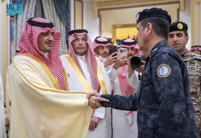 サウジアラビアの内務大臣、アブドルアジーズ・ビン・ナエフ王子は、今年のハッジにおける治安および軍事部門の団結と献身的な取り組みを称賛した。(SPA)