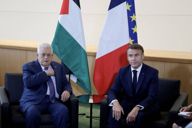 2024年9月25日、ニューヨークで開催された第79回国連総会で、フランスのエマニュエル・マクロン大統領(右)がパレスチナのマフムード・アッバス大統領と会談。(AFP)