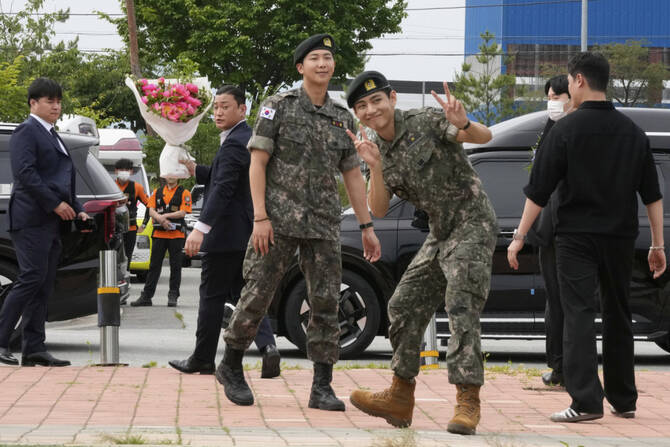 2025年6月10日、韓国・春川で、K-POPグループ「BTS」のメンバー、RM(中央左)とV(中央右)が、兵役を終えて除隊した後の様子。(AP)