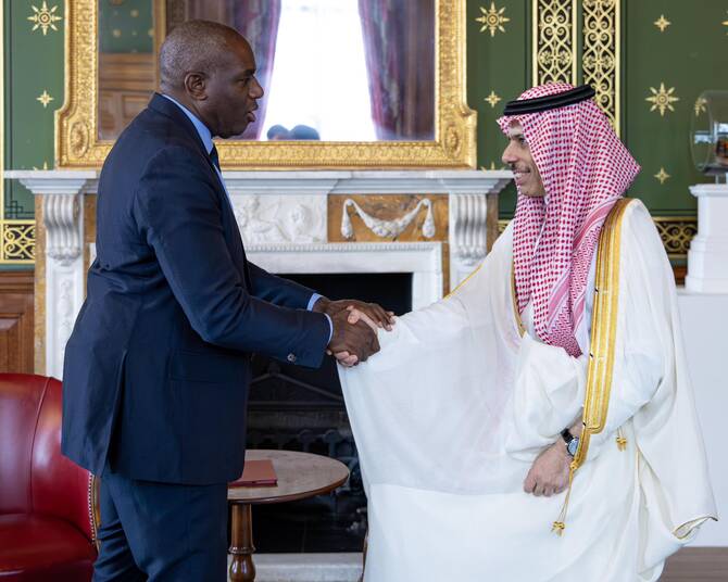 サウジアラビアのファイサル・ビン・ファルハーン外相は金曜日、ロンドンのデイビッド・ラミー外相と会談し、両国の関係や地域の情勢について協議した。(KSAMOFA)