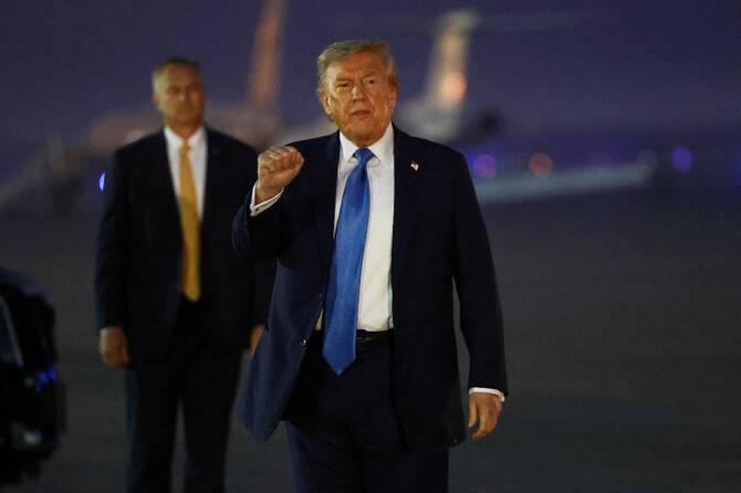 カナダのG7首脳会議から早々に帰国したドナルド・トランプ米大統領が、米国メリーランド州アンドリュース空軍基地で身振り手振りで発言している。(ロイター)