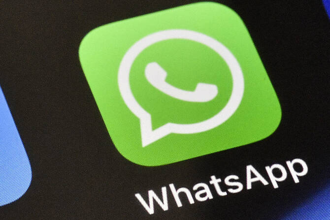 ドイツのゲルゼンキルヒェンで、iPhoneにWhatsAppのアイコンが表示されている。（AP/File）