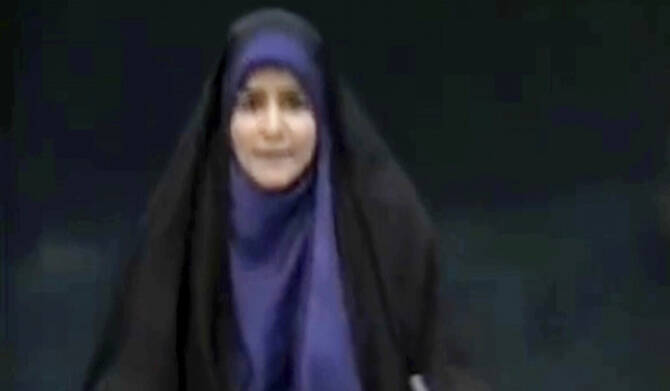 イラン国営テレビが発表した動画の静止画。2025年6月16日、イランのテヘランで、イスラエルの攻撃による爆発の中、生放送中のアンカーのサハル・エマミ氏。(AP)